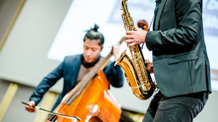 Musiker mit Cello und Posaune