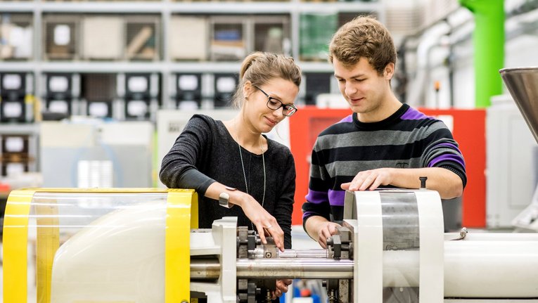 Studentin und Student in einem technischen Labor