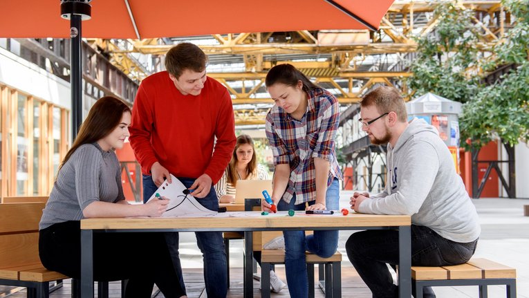 Studierende an einem Tisch am Campus Lingen der Hochschule Osnabrück