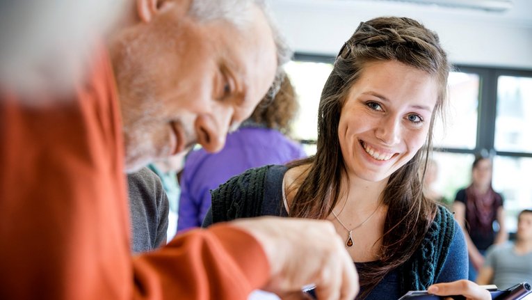 Lehrender und Studentin