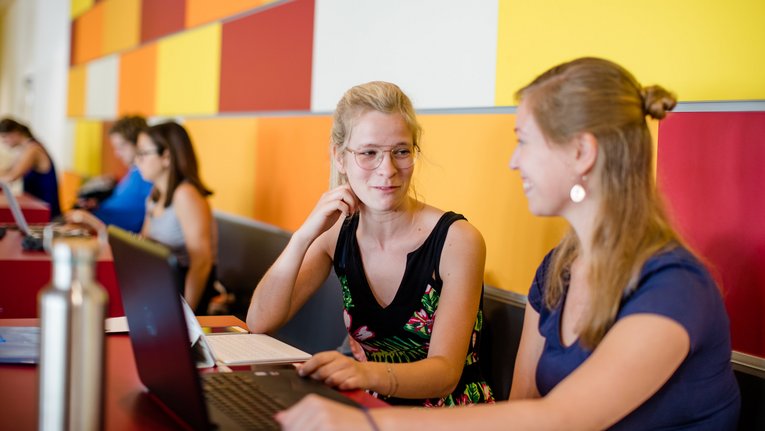  Studierende im Foyer des EW-Gebäudes der Uni Osnabrück