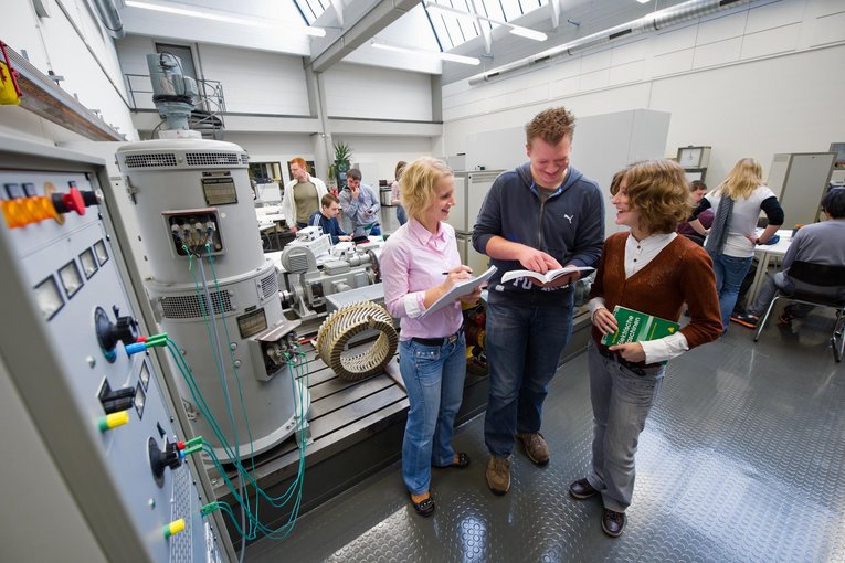 3 Studierende des Studiengangs Elektrotechnik im Praxisverbund (B.Sc.) unterhalten sich in einem Labor