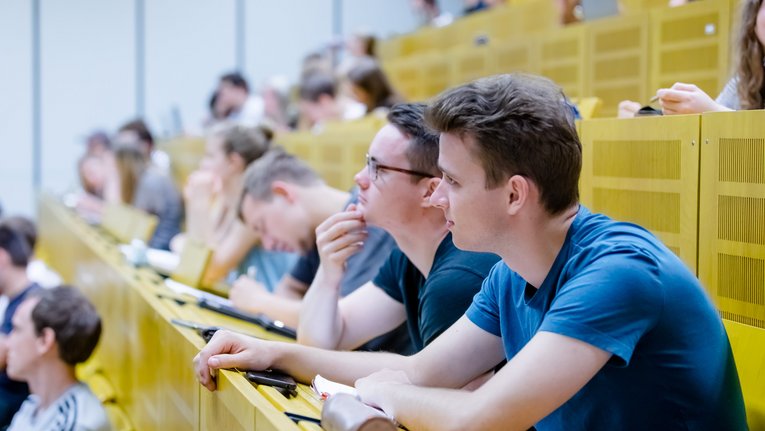 Studierende während einer Vorlesung im Hörsaal