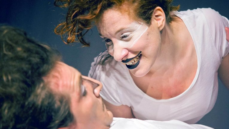 Zwei geschminkte Personen während eines Theaterstücks
