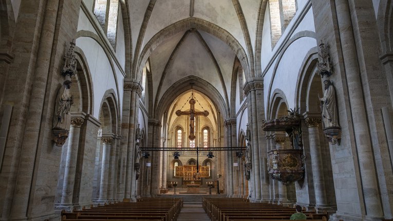 Innenraum einer Kirche mit Altar