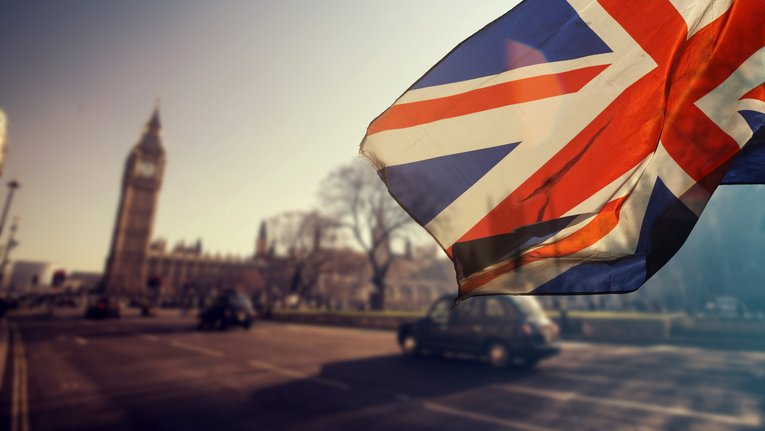 Die englische Flagge vor dem Big Ben in London