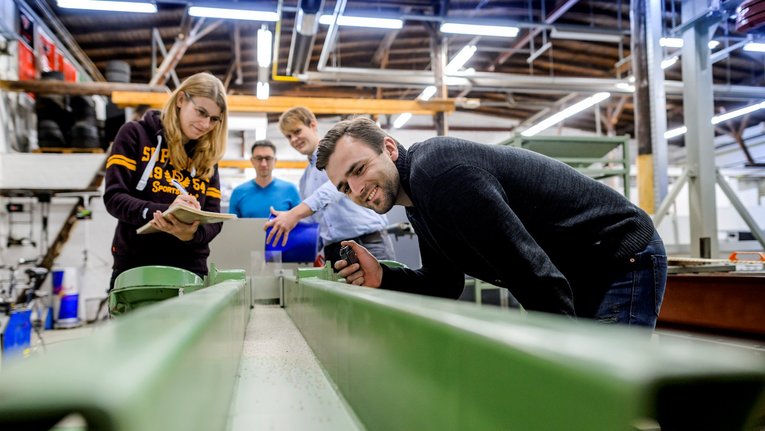 Studierende in einem technischen Labor