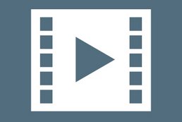 Weißes Piktogramm eines Abschnitts einer Filmrolle mit einem Play-Symbol in der Mitte auf blau-grauemGrund.