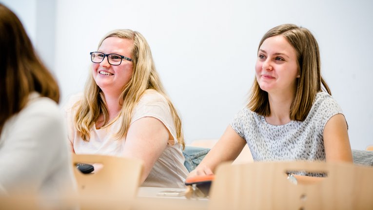 Zwei Studentinnen im Seminarraum