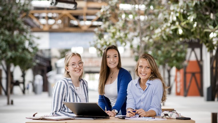 Studentinnen am Campus Lingen der Hochschule Osnabrück