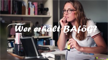 Bild einer Frau am Schreibtisch mit dem Schriftzug "Wer erhält BAföG?"