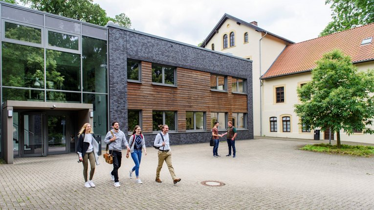 Studierende vor dem Campus Haste der Hochschule Osnabrück