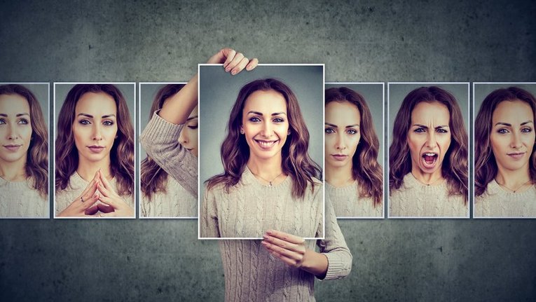 Sieben Bilder derselben Frau, deren Mimik unterschiedliche Stimmungen ausdrückt