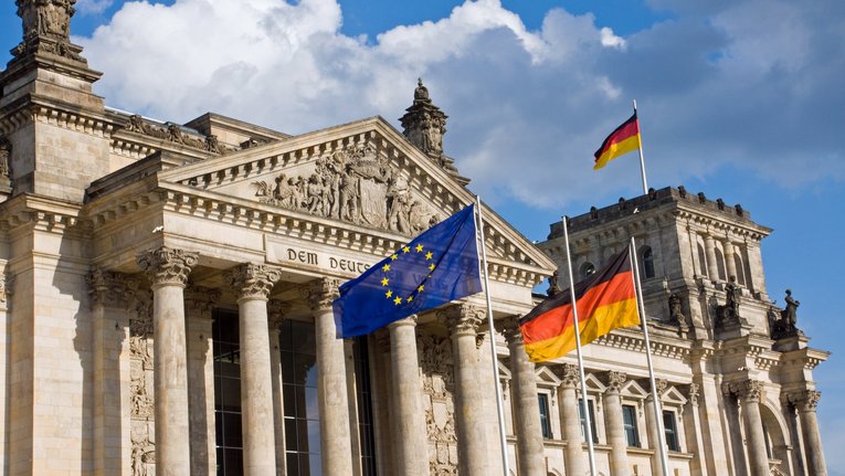 Europaflagge und Flagge der Bundesrepublik vor dem Reichstag